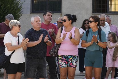 Concentración silenciosa en recuerdo de las dos víctimas mortales de la riada de Manzanedo de Valdueza (Ponferrada)