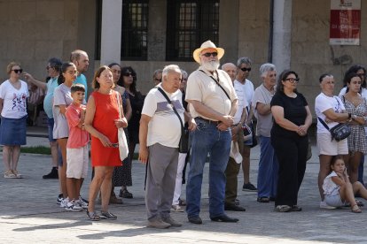 Concentración silenciosa en recuerdo de las dos víctimas mortales de la riada de Manzanedo de Valdueza (Ponferrada)