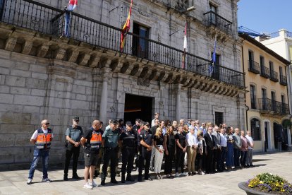 Concentración silenciosa en recuerdo de las dos víctimas mortales de la riada de Manzanedo de Valdueza (Ponferrada)