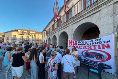 Cerca de 350 personas se concentran en Villacastín contra la planta de biometano