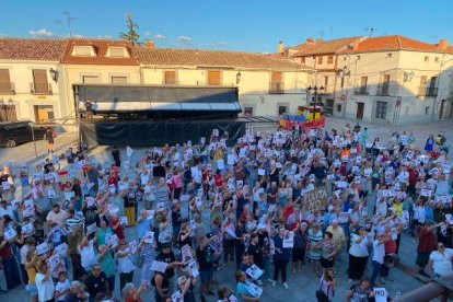 Cerca de 350 personas se concentran en Villacastín contra la planta de biometano