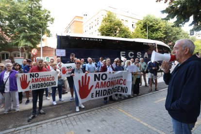 Personas se manifiestan contra la macroplanta de amoníaco de Baltanás (Palencia).