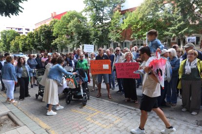 Personas se manifiestan contra la macroplanta de amoníaco de Baltanás (Palencia).