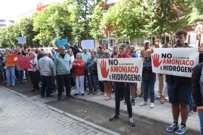 Personas se manifiestan contra la macroplanta de amoníaco de Baltanás (Palencia).