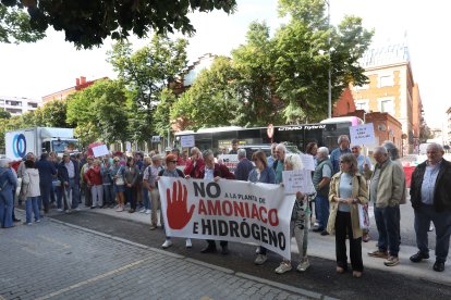 Personas se manifiestan contra la macroplanta de amoníaco de Baltanás (Palencia).