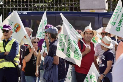 Momento en el que las organizaciones de agricultores protestaban por la actual situación del cereal.