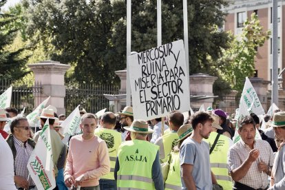 Momento en el que las organizaciones de agricultores protestaban por la actual situación del cereal.