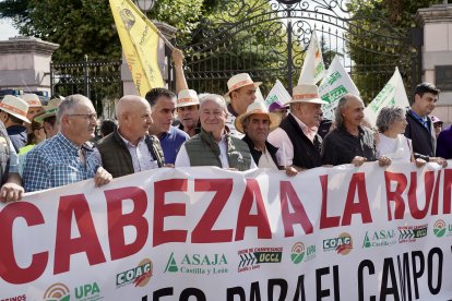 Momento en el que las organizaciones de agricultores protestaban por la actual situación del cereal.