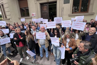 Concentración ante UGT León en rechazo a la agresión sufrida por una trabajadora del sindicato.