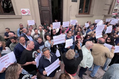 Concentración ante UGT León en rechazo a la agresión sufrida por una trabajadora del sindicato.