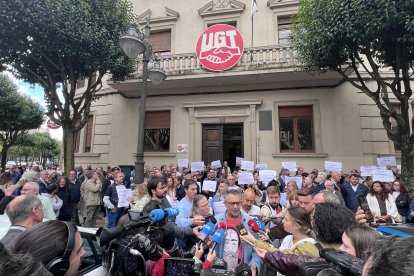 Concentración ante UGT León en rechazo a la agresión sufrida por una trabajadora del sindicato.