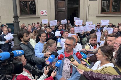Concentración ante UGT León en rechazo a la agresión sufrida por una trabajadora del sindicato.