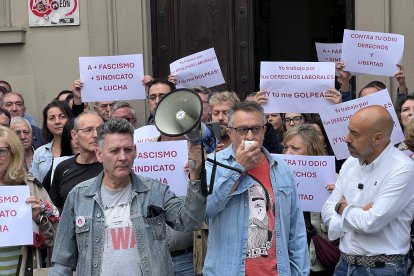 Concentración ante UGT León en rechazo a la agresión sufrida por una trabajadora del sindicato.