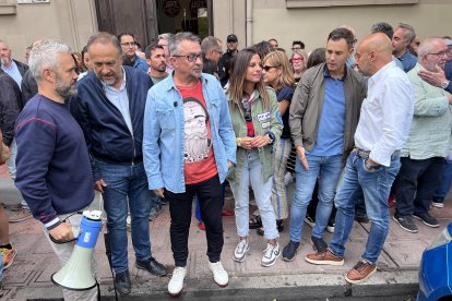 Concentración ante UGT León en rechazo a la agresión sufrida por una trabajadora del sindicato.