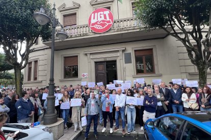 Concentración ante UGT León en rechazo a la agresión sufrida por una trabajadora del sindicato.