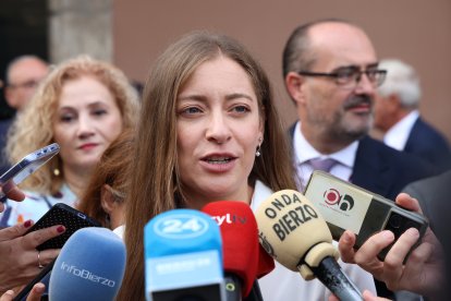 Imágenes del acto institucional por la fiesta de la Virgen de la Encina en Ponferrada  con la participación de autoridades políticas de la provincia y la comunidad.
