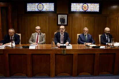 Imágenes del acto institucional por la fiesta de la Virgen de la Encina en Ponferrada  con la participación de autoridades políticas de la provincia y la comunidad.