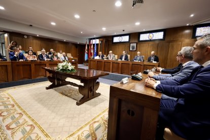 Imágenes del acto institucional por la fiesta de la Virgen de la Encina en Ponferrada  con la participación de autoridades políticas de la provincia y la comunidad.