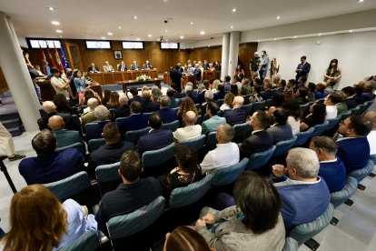 Imágenes del acto institucional por la fiesta de la Virgen de la Encina en Ponferrada  con la participación de autoridades políticas de la provincia y la comunidad.