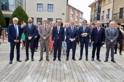 Imágenes del acto institucional por la fiesta de la Virgen de la Encina en Ponferrada  con la participación de autoridades políticas de la provincia y la comunidad.
