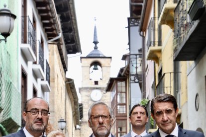 Imágenes del acto institucional por la fiesta de la Virgen de la Encina en Ponferrada  con la participación de autoridades políticas de la provincia y la comunidad.