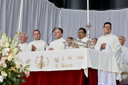 Imágenes del acto institucional por la fiesta de la Virgen de la Encina en Ponferrada  con la participación de autoridades políticas de la provincia y la comunidad.