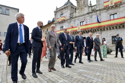 Imágenes del acto institucional por la fiesta de la Virgen de la Encina en Ponferrada  con la participación de autoridades políticas de la provincia y la comunidad.