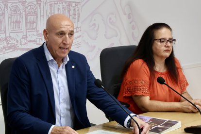 El alcalde de León, José Antonio Diez, presenta un nuevo proyecto de promoción de la Semana Santa leonesa