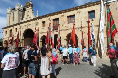Desfile de alrededor de una treintena de pendones concejiles, acompañados por los Danzantes de Fuentes de Nava y los Dulzaineros de Campos