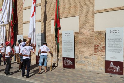 Desfile de alrededor de una treintena de pendones concejiles, acompañados por los Danzantes de Fuentes de Nava y los Dulzaineros de Campos