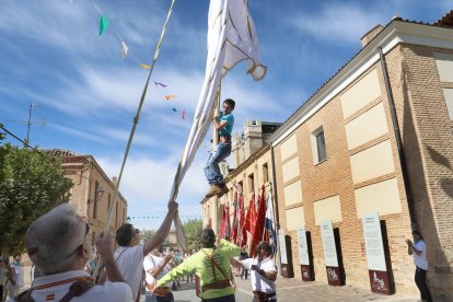 Desfile de alrededor de una treintena de pendones concejiles, acompañados por los Danzantes de Fuentes de Nava y los Dulzaineros de Campos