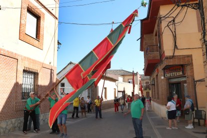 Desfile de alrededor de una treintena de pendones concejiles, acompañados por los Danzantes de Fuentes de Nava y los Dulzaineros de Campos