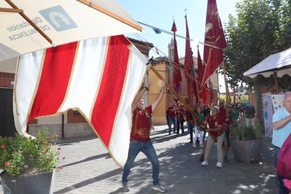 Desfile de alrededor de una treintena de pendones concejiles, acompañados por los Danzantes de Fuentes de Nava y los Dulzaineros de Campos