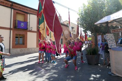 Desfile de alrededor de una treintena de pendones concejiles, acompañados por los Danzantes de Fuentes de Nava y los Dulzaineros de Campos