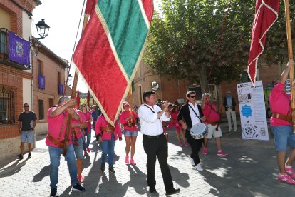 Desfile de alrededor de una treintena de pendones concejiles, acompañados por los Danzantes de Fuentes de Nava y los Dulzaineros de Campos