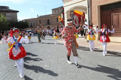 Desfile de alrededor de una treintena de pendones concejiles, acompañados por los Danzantes de Fuentes de Nava y los Dulzaineros de Campos