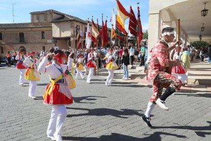 Desfile de alrededor de una treintena de pendones concejiles, acompañados por los Danzantes de Fuentes de Nava y los Dulzaineros de Campos