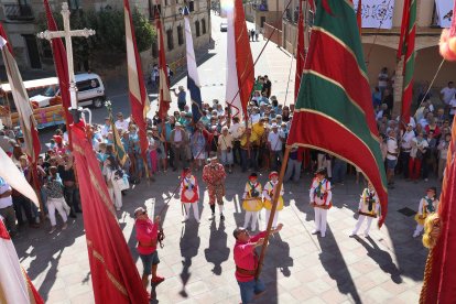 Desfile de alrededor de una treintena de pendones concejiles, acompañados por los Danzantes de Fuentes de Nava y los Dulzaineros de Campos