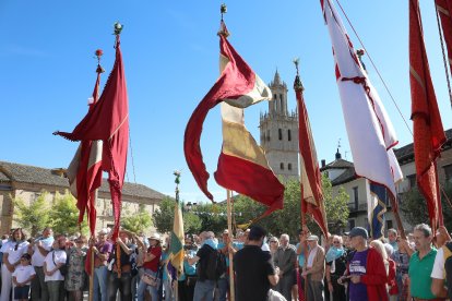 Desfile de alrededor de una treintena de pendones concejiles, acompañados por los Danzantes de Fuentes de Nava y los Dulzaineros de Campos
