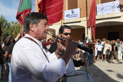 Desfile de alrededor de una treintena de pendones concejiles, acompañados por los Danzantes de Fuentes de Nava y los Dulzaineros de Campos