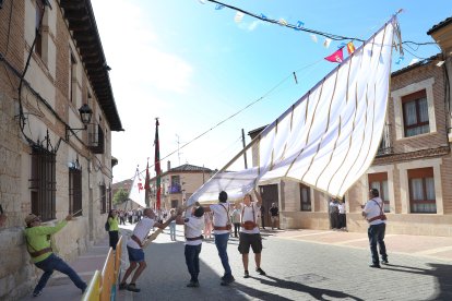 Desfile de alrededor de una treintena de pendones concejiles, acompañados por los Danzantes de Fuentes de Nava y los Dulzaineros de Campos