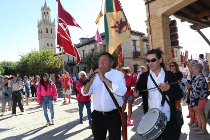 Desfile de alrededor de una treintena de pendones concejiles, acompañados por los Danzantes de Fuentes de Nava y los Dulzaineros de Campos