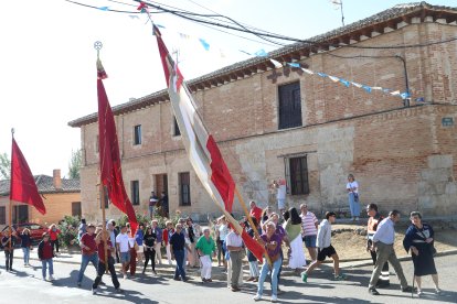 Desfile de alrededor de una treintena de pendones concejiles, acompañados por los Danzantes de Fuentes de Nava y los Dulzaineros de Campos
