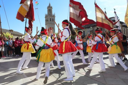 Desfile de alrededor de una treintena de pendones concejiles, acompañados por los Danzantes de Fuentes de Nava y los Dulzaineros de Campos