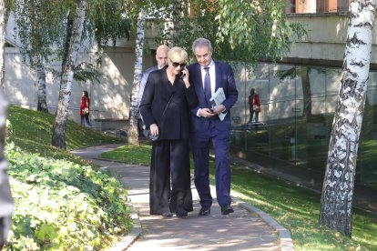 El expresidente del Gobierno, José Luis Rodríguez Zapatero, en el tanatorio de León por el fallecimiento de su padre
