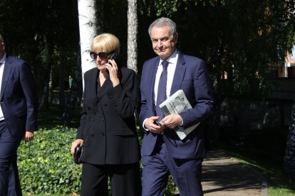 El expresidente del Gobierno, José Luis Rodríguez Zapatero, en el tanatorio de León por el fallecimiento de su padre