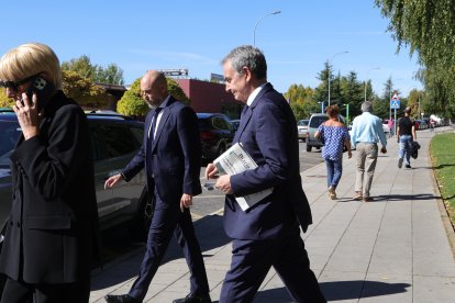 El expresidente del Gobierno, José Luis Rodríguez Zapatero, en el tanatorio de León por el fallecimiento de su padre