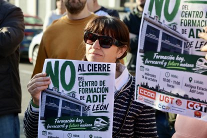 Concentración contra el cierre del Centro de Formación de Adif en León