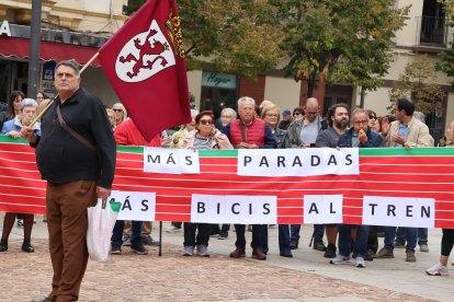 Concentración para reclamar la mejora de los servicios ferroviarios en Zamora