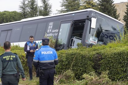 Dos heridos tras el vuelco de un autobús en Santa Marta de Tormes (Salamanca)